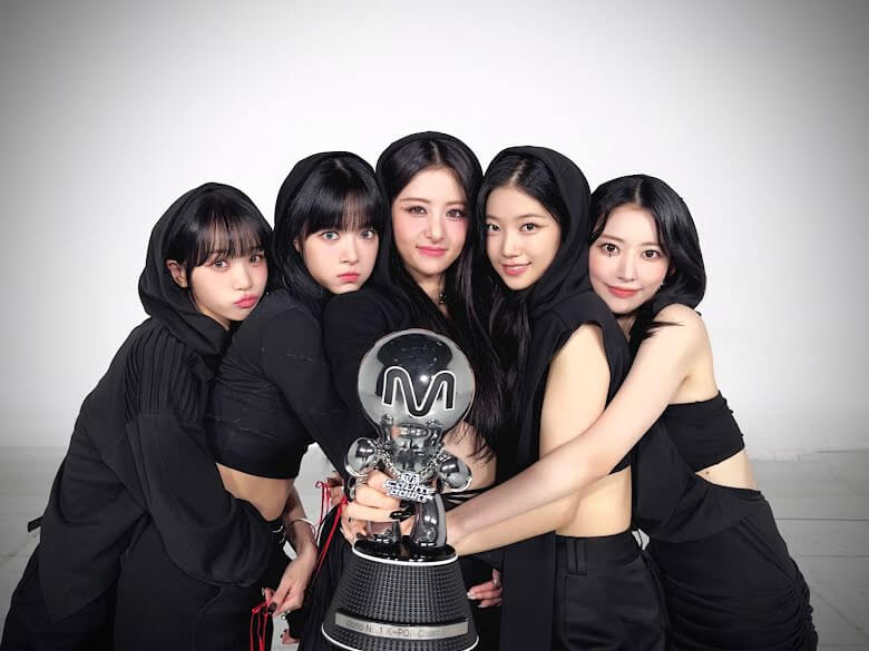 Chaewon, Eunchae, Yunjin, Kazuha und Sakura