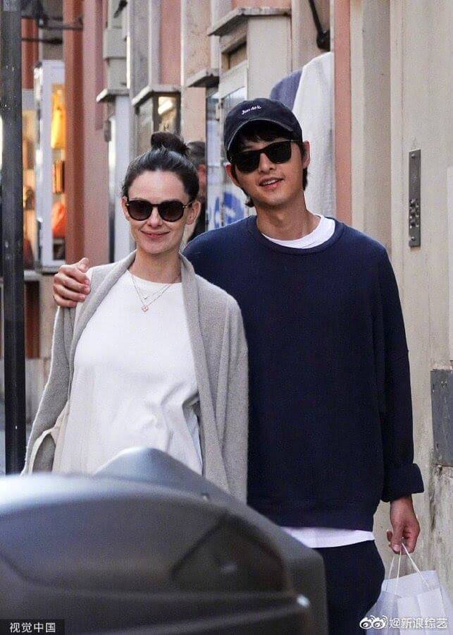 Song Joong Ki und Katy Louise Saunders
