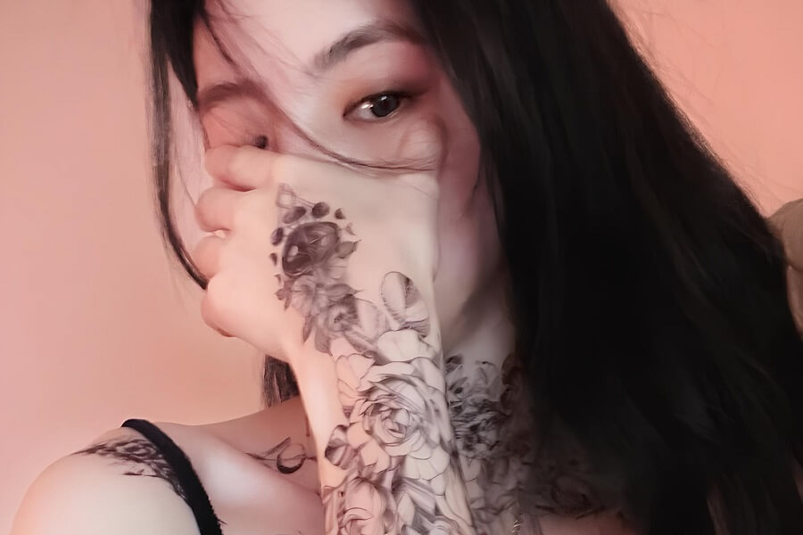 Han So Hee zeigt frische Tattoos an Arm und Brust