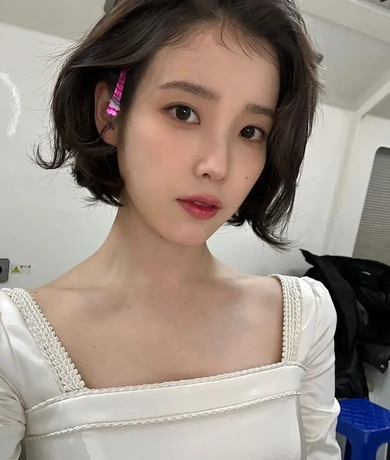 IU