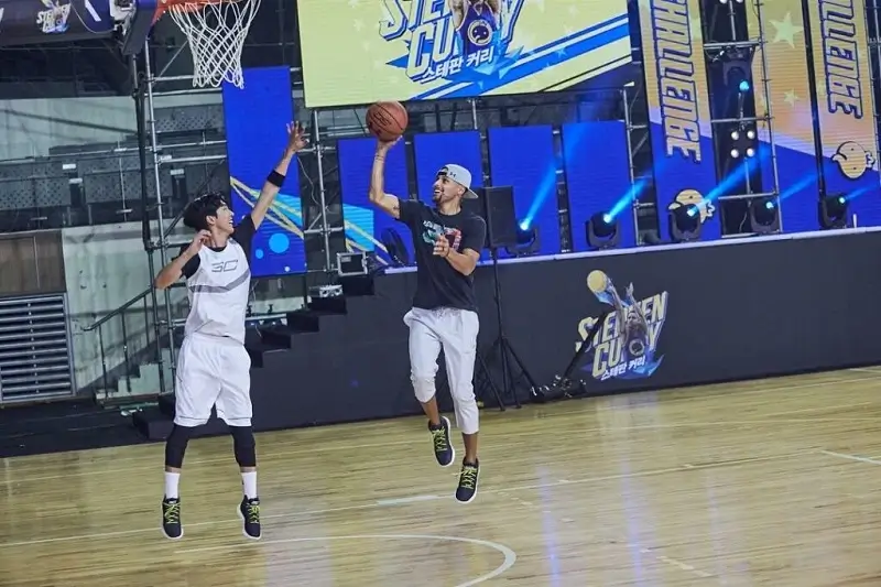 Nam Joo-hyuk et Stephen Curry